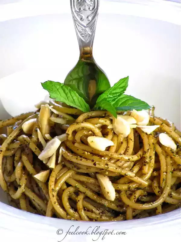 Spaghetti al pesto di menta e mandorle