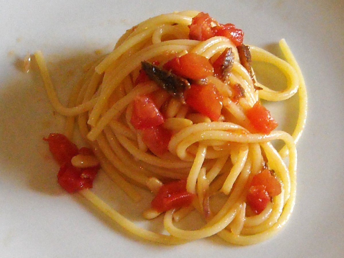 Spaghetti al profumo di aringa e pinoli.