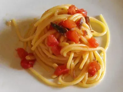 Spaghetti al profumo di aringa e pinoli.