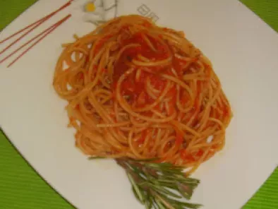 Spaghetti al sugo di rosmarino