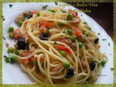 Spaghetti al Tonno, Piselli e Olive
