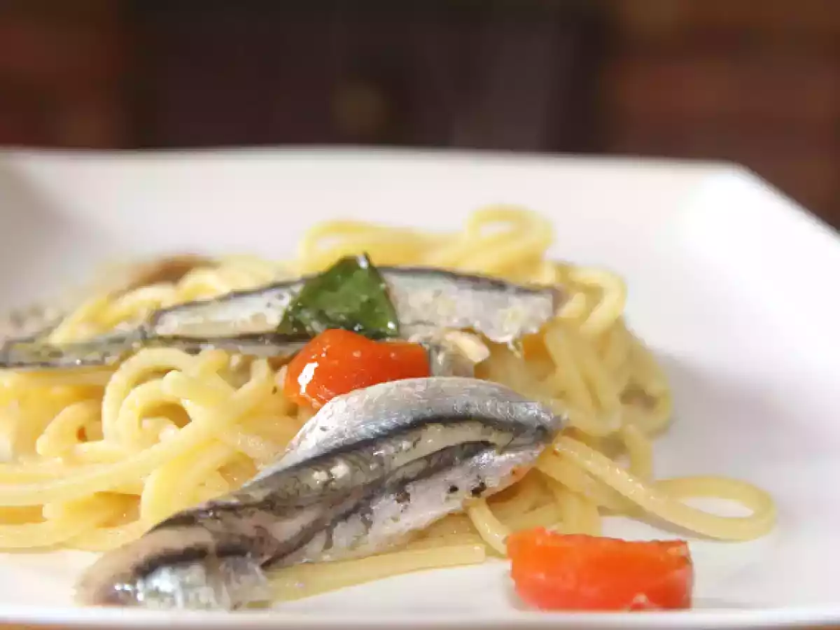 Spaghetti alici, fave e pomodorini