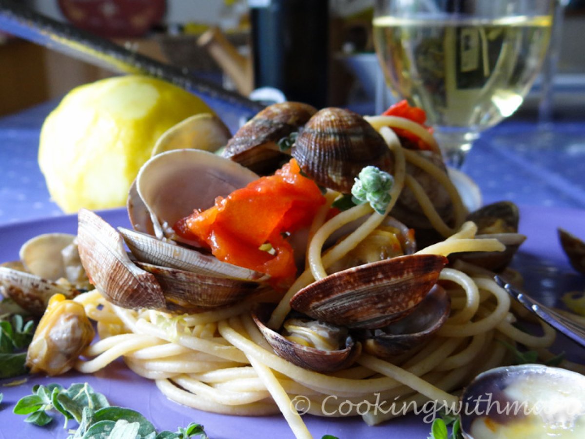 Spaghetti alla bottarga e arselle di Marceddì (vongole veraci)