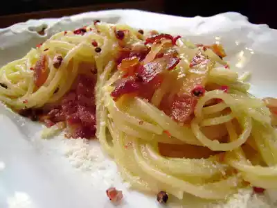 Spaghetti alla carbonara con pancetta affumicata