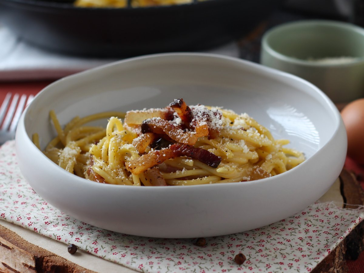 Spaghetti alla carbonara, la ricetta cremosa spiegata passo a passo - foto 2