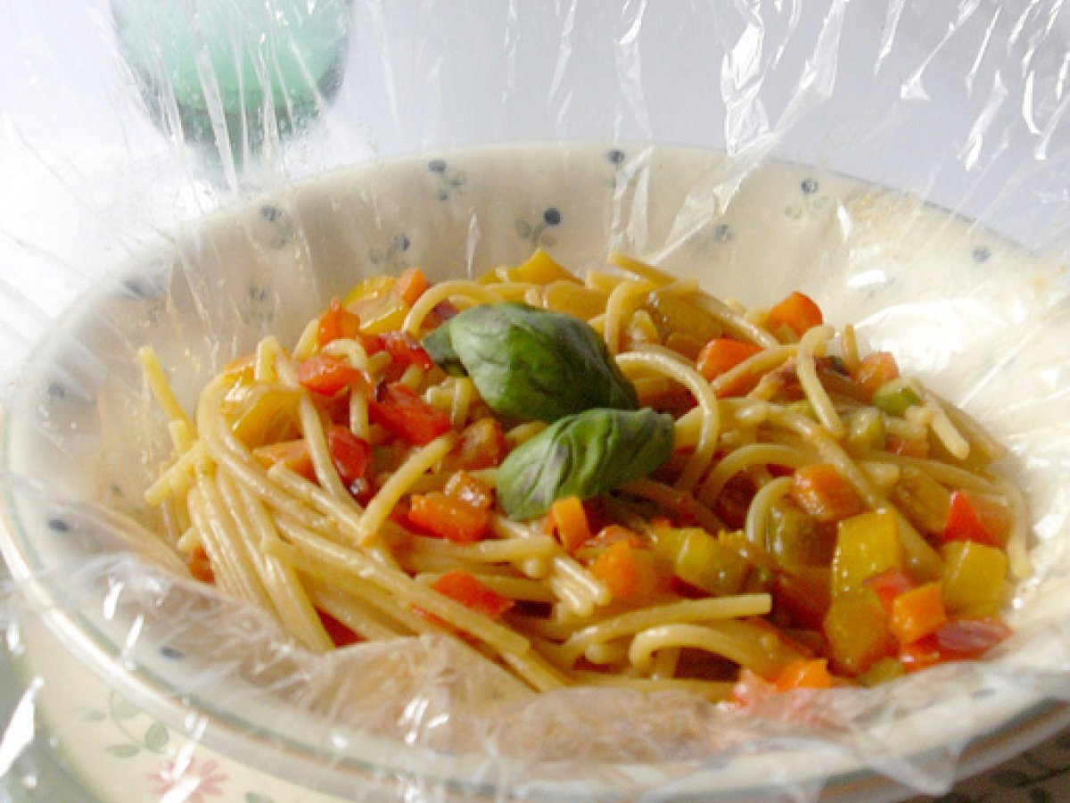 Spaghetti alla chitarra al profumo dell'orto in carta fata