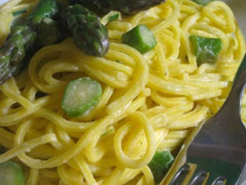 Spaghetti alla chitarra con asparagi, robiola e erba cipollina