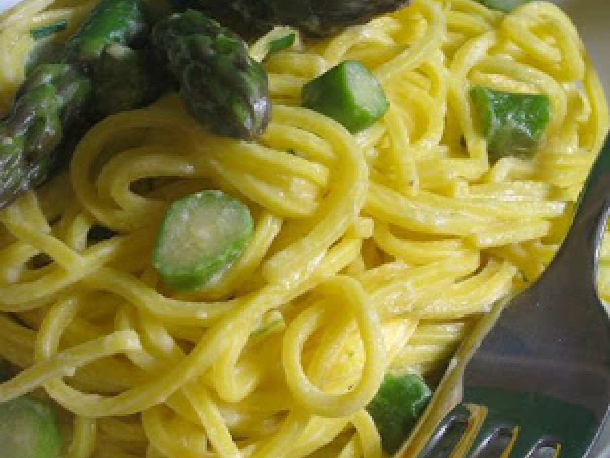 Spaghetti alla chitarra con asparagi, robiola e erba cipollina