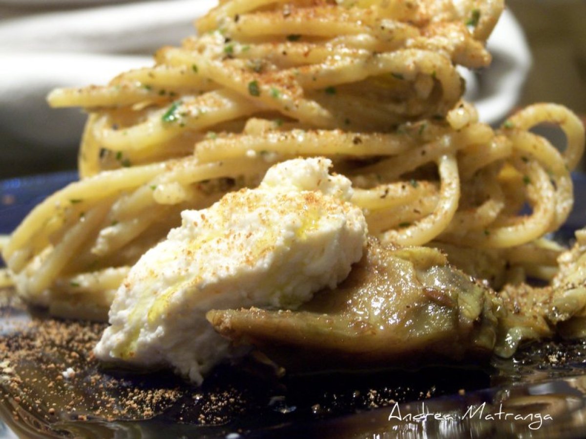 Spaghetti alla chitarra con carciofi di cerda ricotta e bottarga di tonno