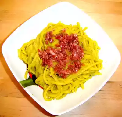 Spaghetti alla chitarra con crema di cavoletti di bruxelles e briciole di pancetta coppata