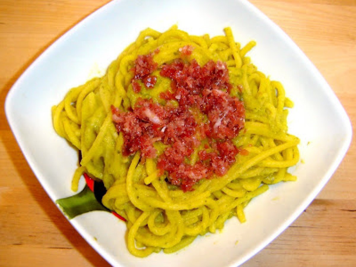 Spaghetti alla chitarra con crema di cavoletti di Bruxelles e briciole di pancetta coppata