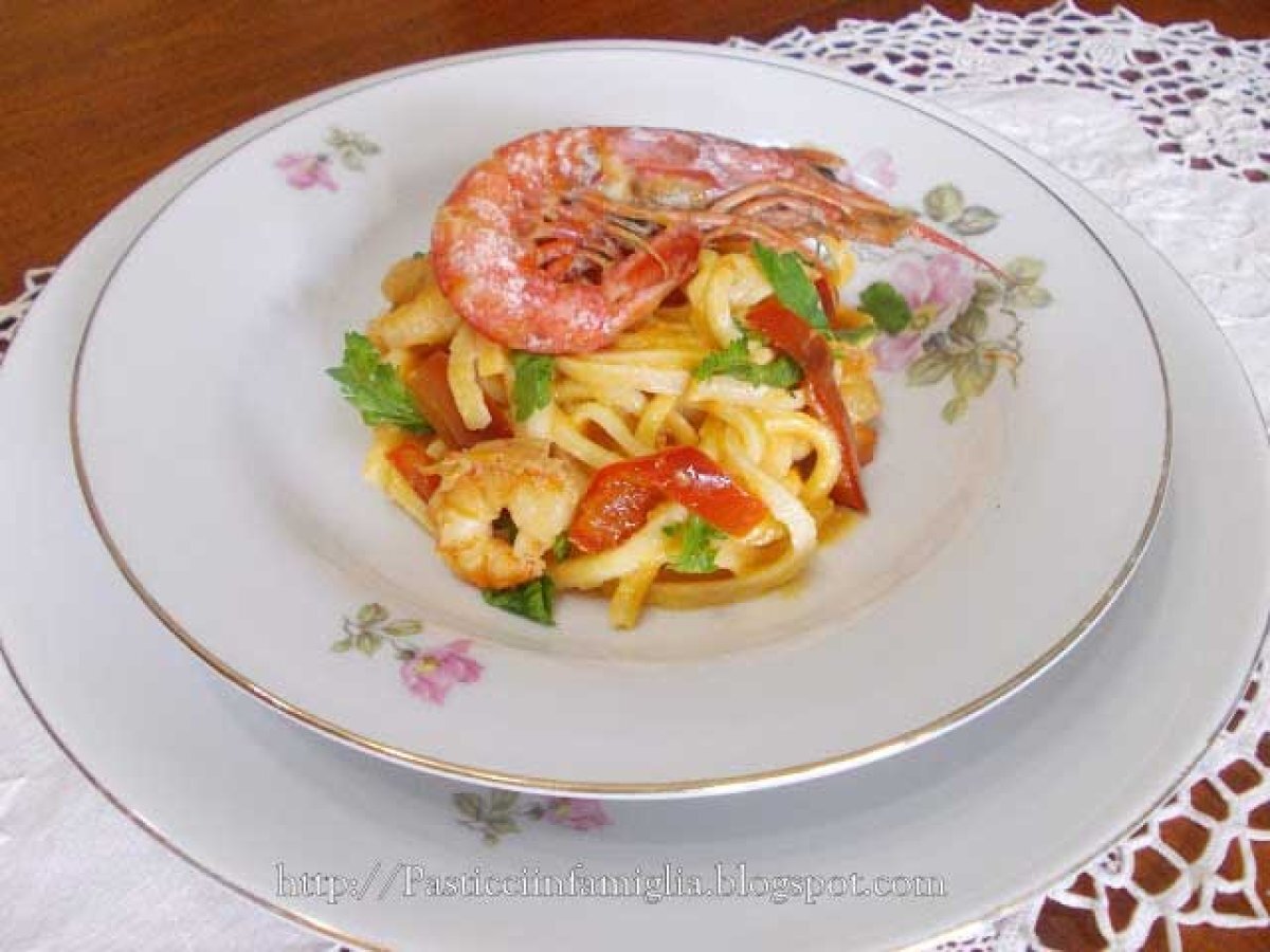 Spaghetti alla chitarra con crema di peperoni e gamberi