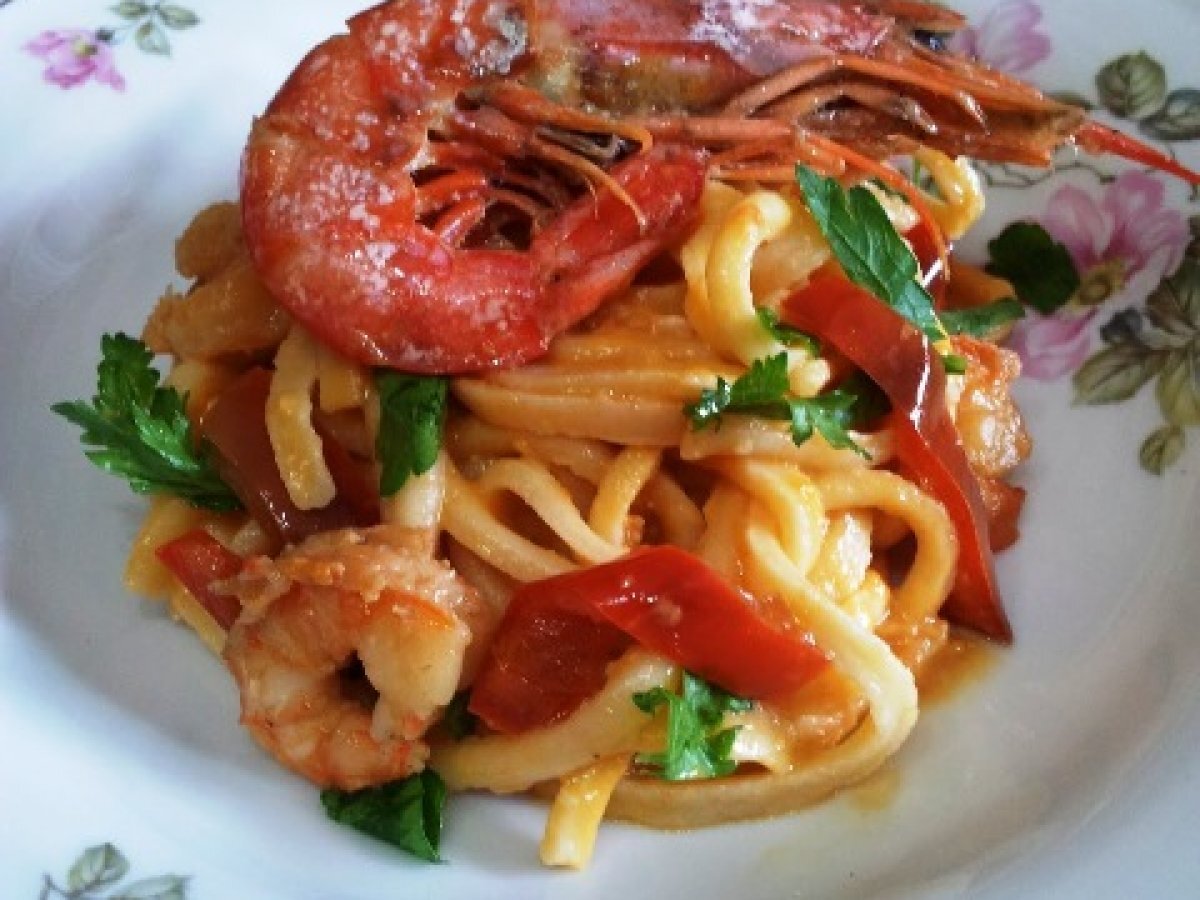 Spaghetti alla chitarra con crema di peperoni e gamberi - foto 2