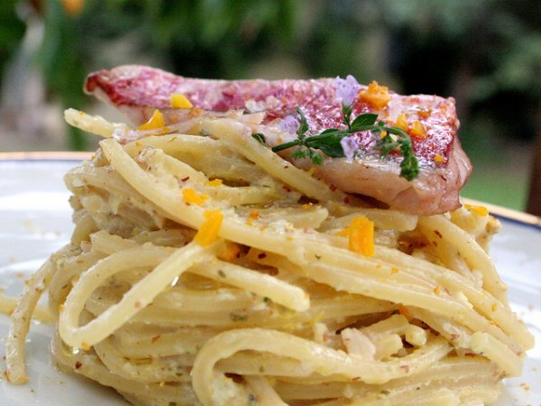 SPAGHETTI ALLA CHITARRA CON PESTO AI PROFUMI DI SICILIA, TRIGLIE E UN TOCCO ESOTICO: