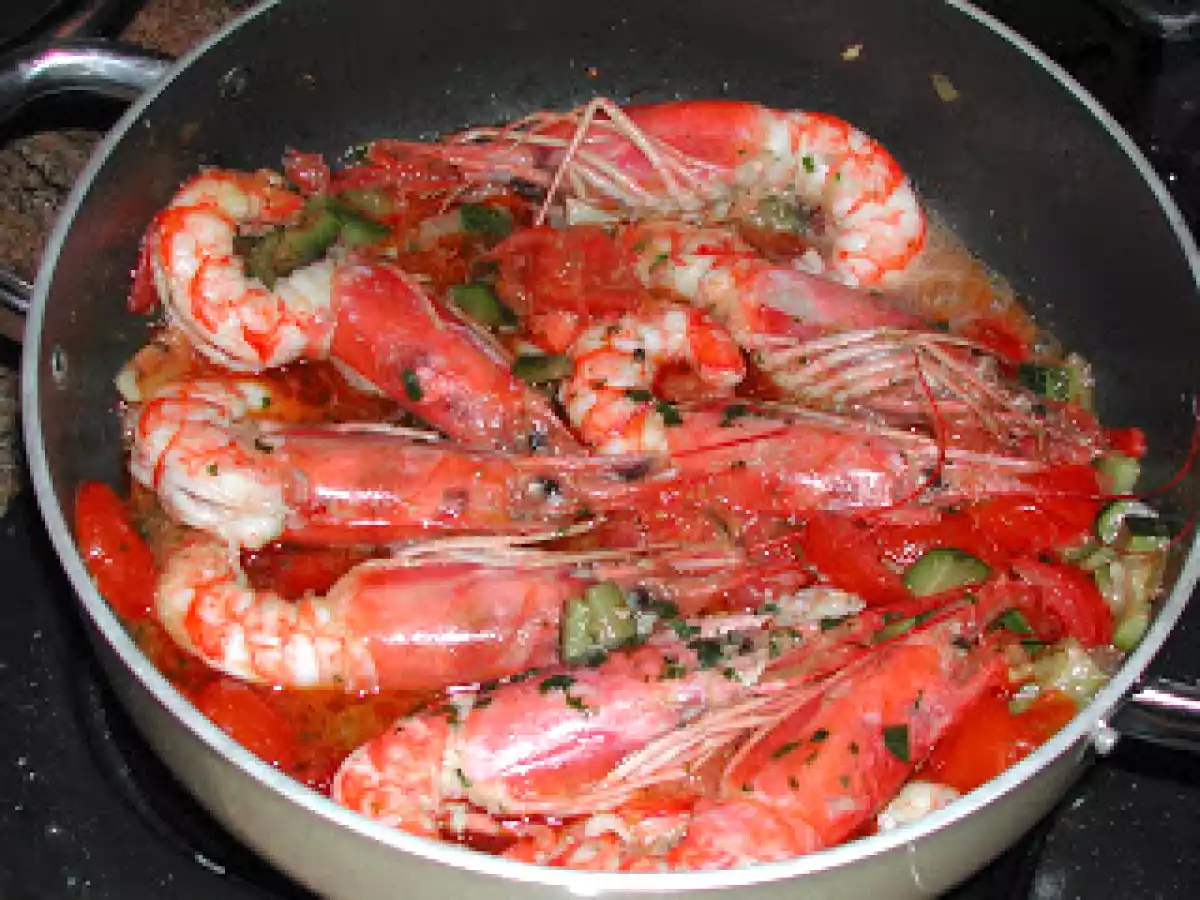 SPAGHETTI ALLA CHITARRA CON SUGO DI GAMBERONI GIGANTI E ZUCCHINE - foto 2