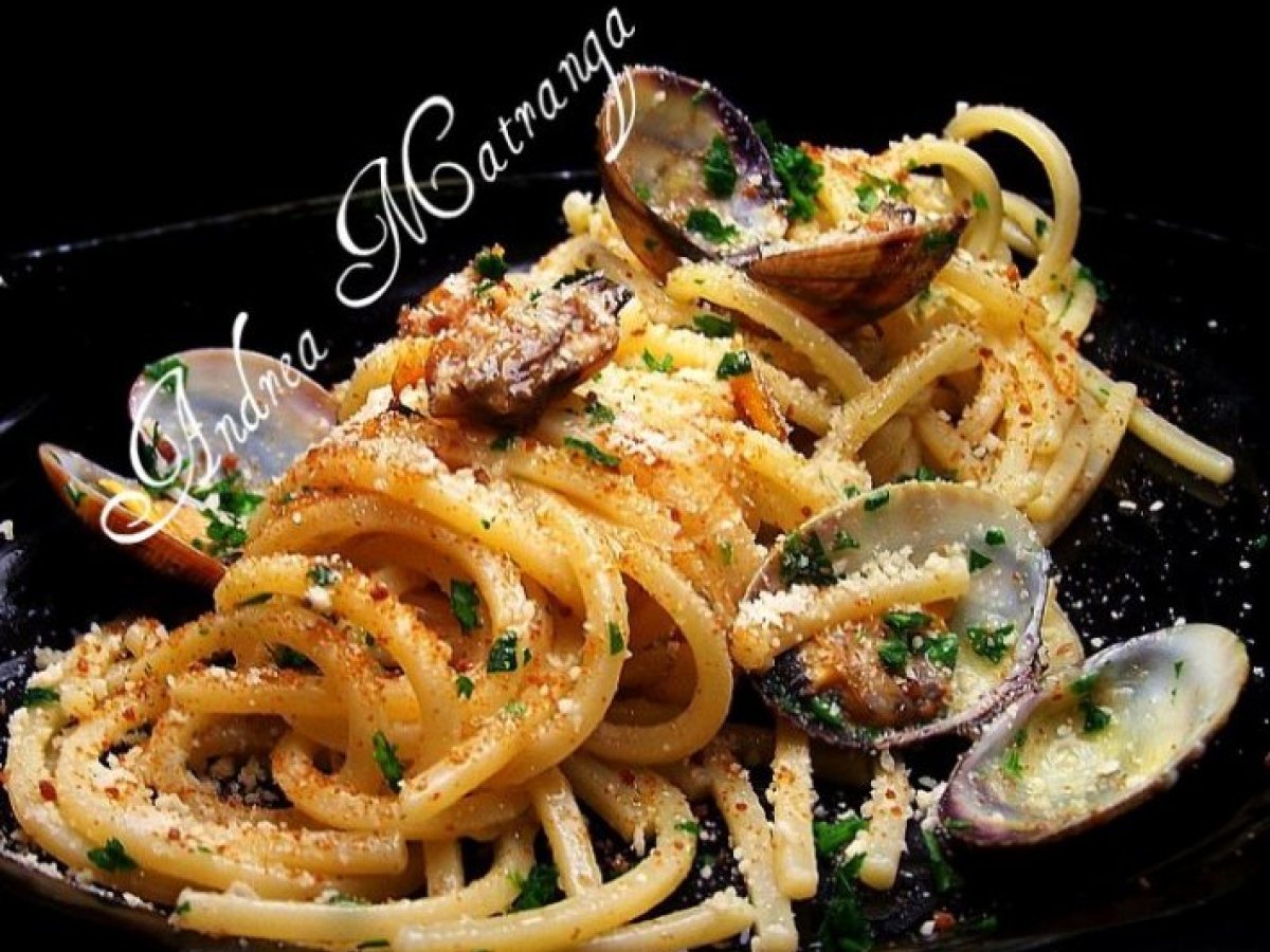 Spaghetti alla chitarra con vongole, bottarga di pesce Spada e farina di mandorle. - foto 2