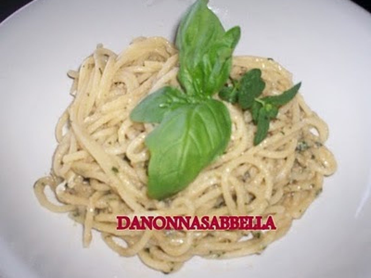 SPAGHETTI ALLA CREMA DI TONNO CON BASILICO E MENTA