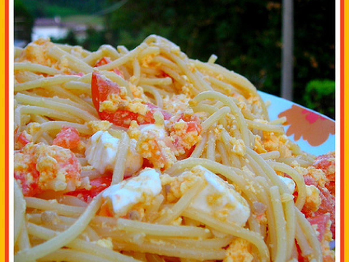 SPAGHETTI ALLA MOZZARELLA, UOVA E POMODORINI