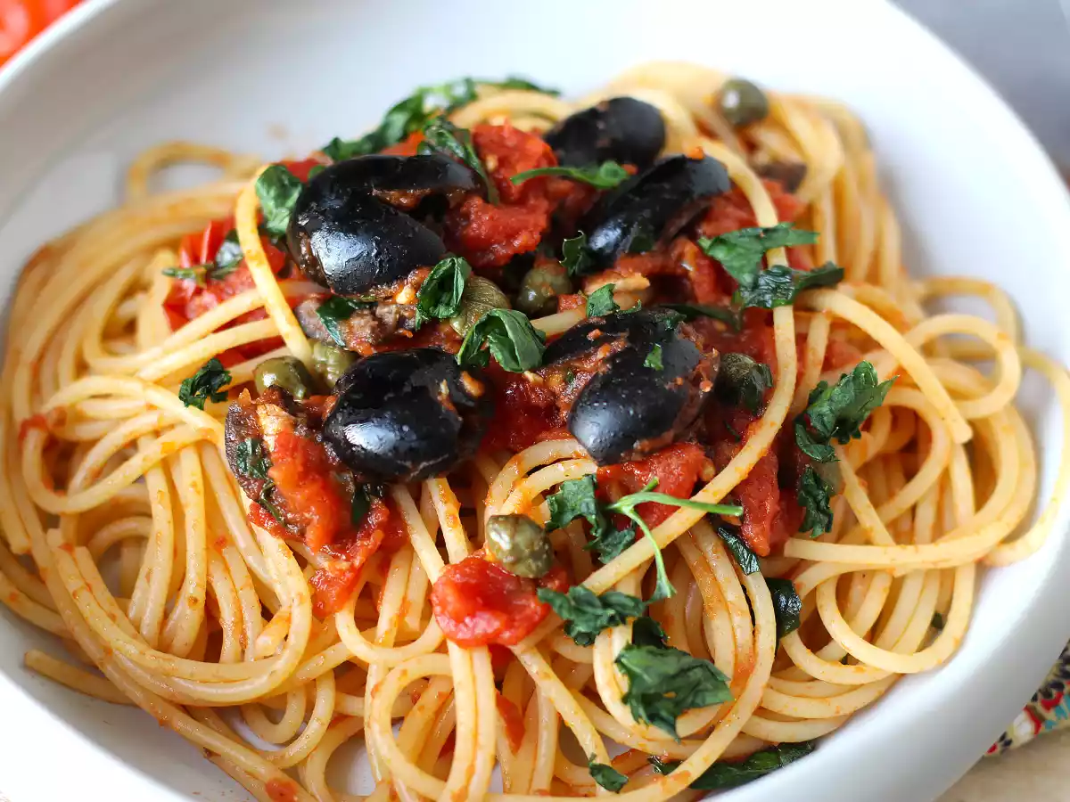 Spaghetti alla puttanesca, un primo piatto velocissimo e gustoso - foto 4
