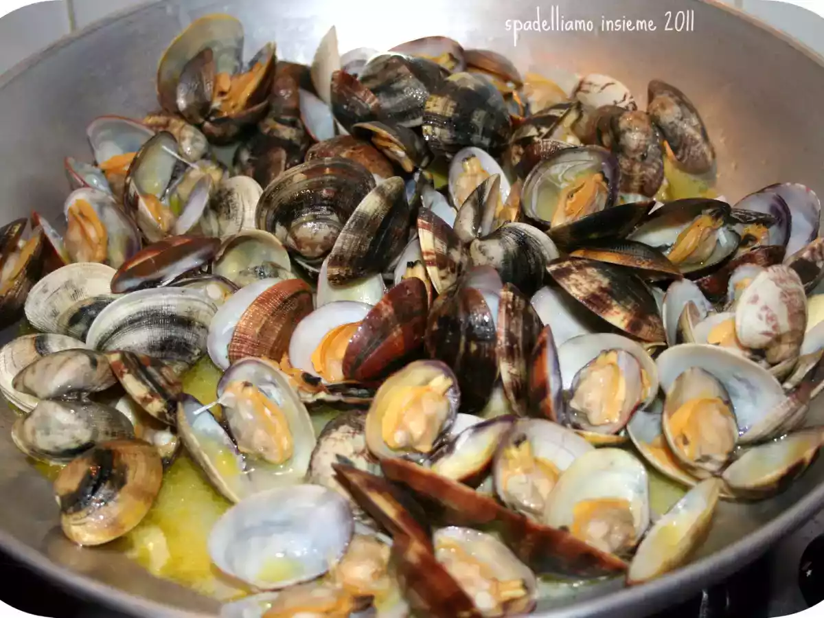 SPAGHETTI ALLE VONGOLE CON PESTO DI MANDORLE