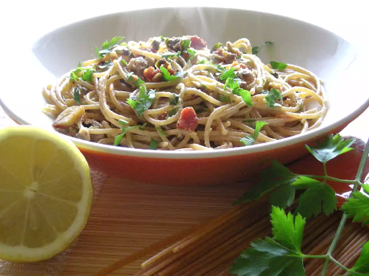 Spaghetti alle vongole, prezzemolo e pomodorini secchi