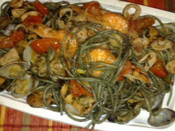 spaghetti allo scoglio al nero di seppia