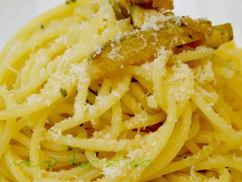 Spaghetti allo zafferano con zucchine e pistacchi di Bronte (Recipe also in English) - foto 2