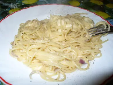 Spaghetti brie e cipolla rossa