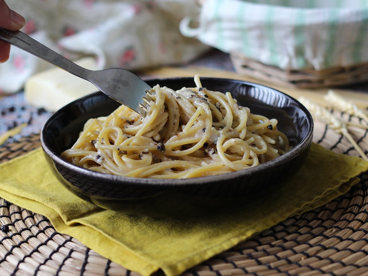 Spaghetti cacio e pepe: 3 ingredienti, un'esplosione di gusto! - foto 4