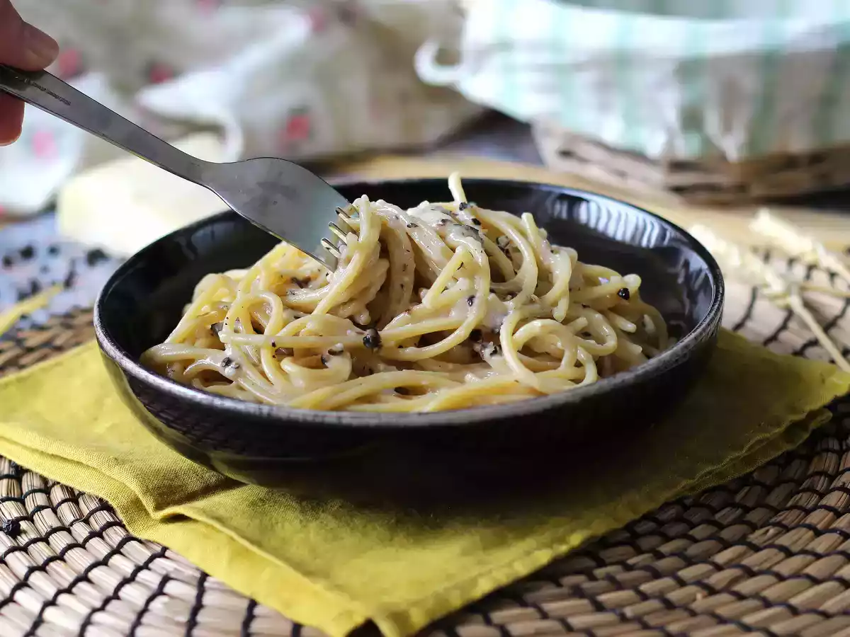 Spaghetti cacio e pepe: 3 ingredienti, un'esplosione di gusto! - foto 4