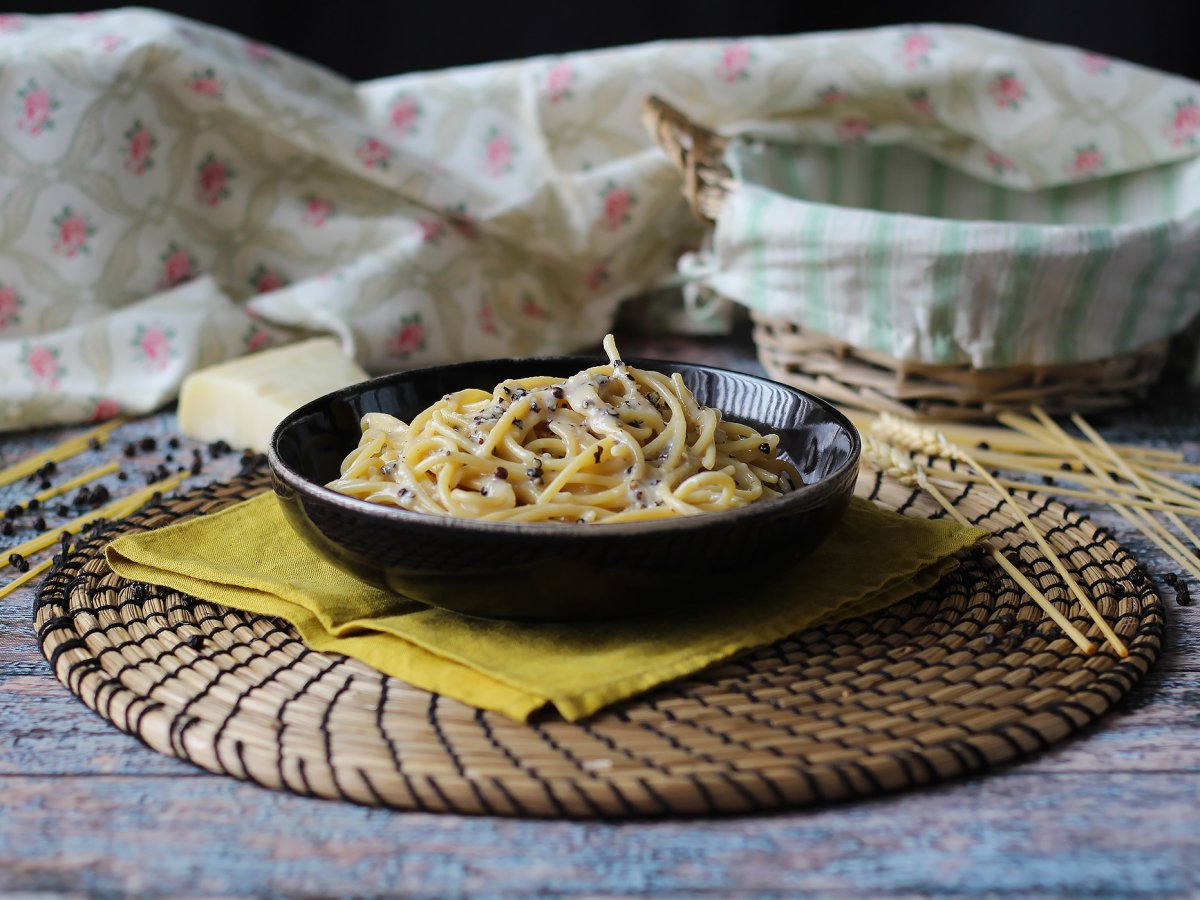 Spaghetti cacio e pepe: 3 ingredienti, un'esplosione di gusto! - foto 2