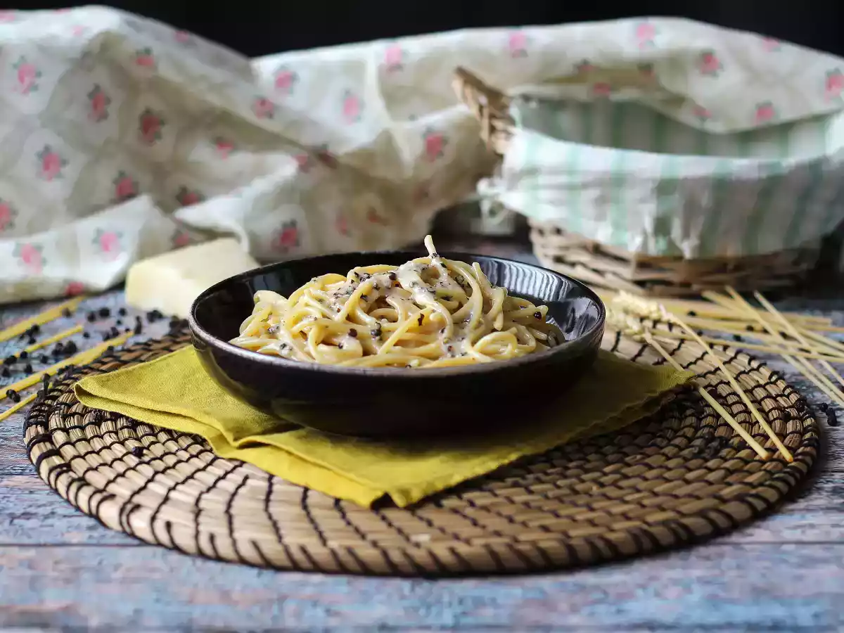 Spaghetti cacio e pepe: 3 ingredienti, un'esplosione di gusto! - foto 2