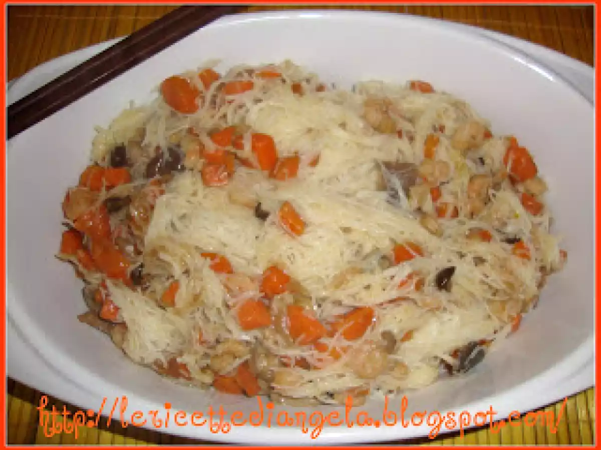 SPAGHETTI CINESI GAMBERI, FUNGHI E CAROTE.