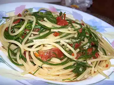 Spaghetti con agretti e pomodori secchi