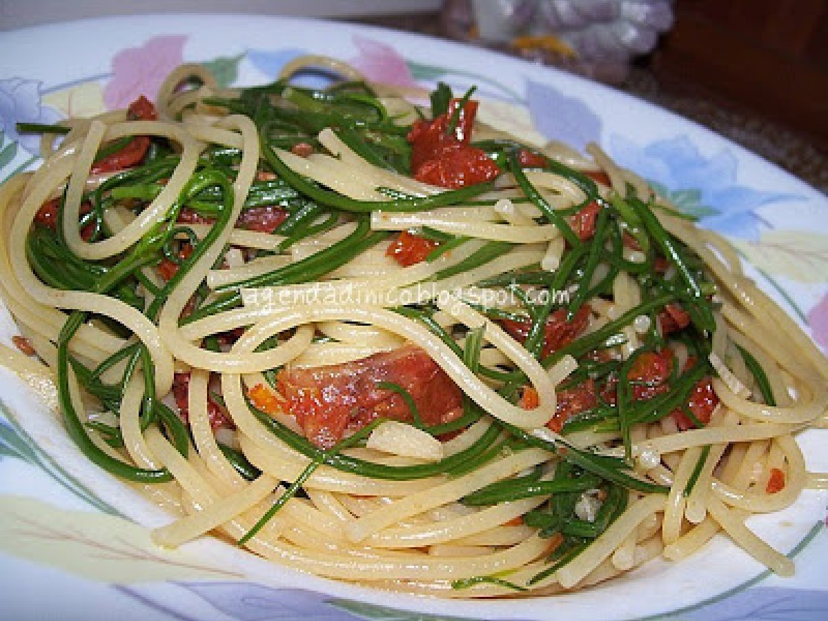 SPAGHETTI CON AGRETTI E POMODORI SECCHI