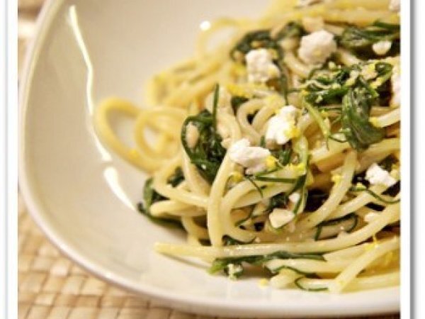 Spaghetti con agretti e ricotta di bufala