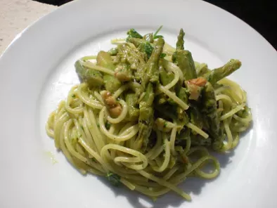 Spaghetti con Asparagi e Noci su pesto di Prezzemolo al Pecorino