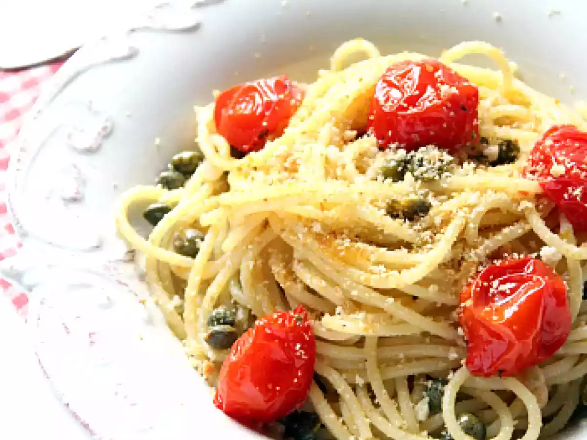 Spaghetti con bottarga, capperi e pomodorini confit