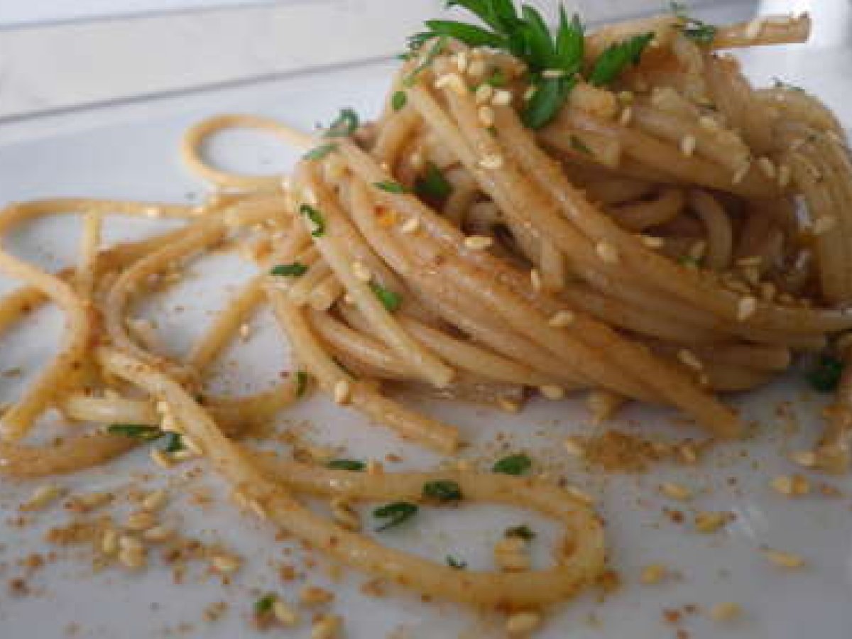 SPAGHETTI CON BOTTARGA E SESAMO TOSTATO