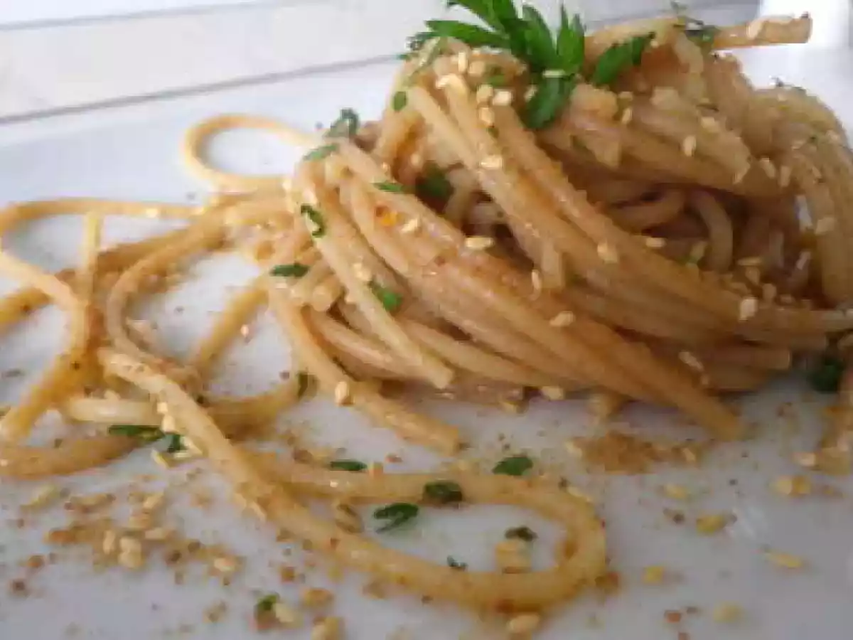 SPAGHETTI CON BOTTARGA E SESAMO TOSTATO