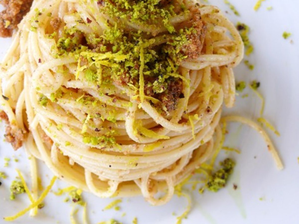 Spaghetti con bottarga, pistacchi di Bronte e zest di limone