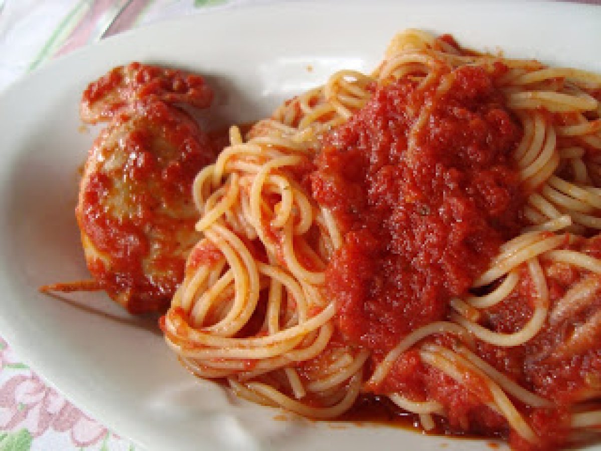 Spaghetti con calamari ripieni.