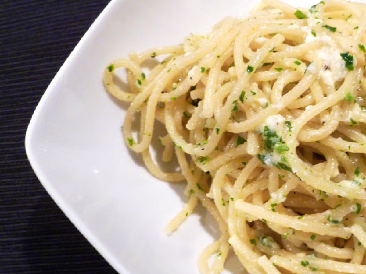 Spaghetti con caprino e limone