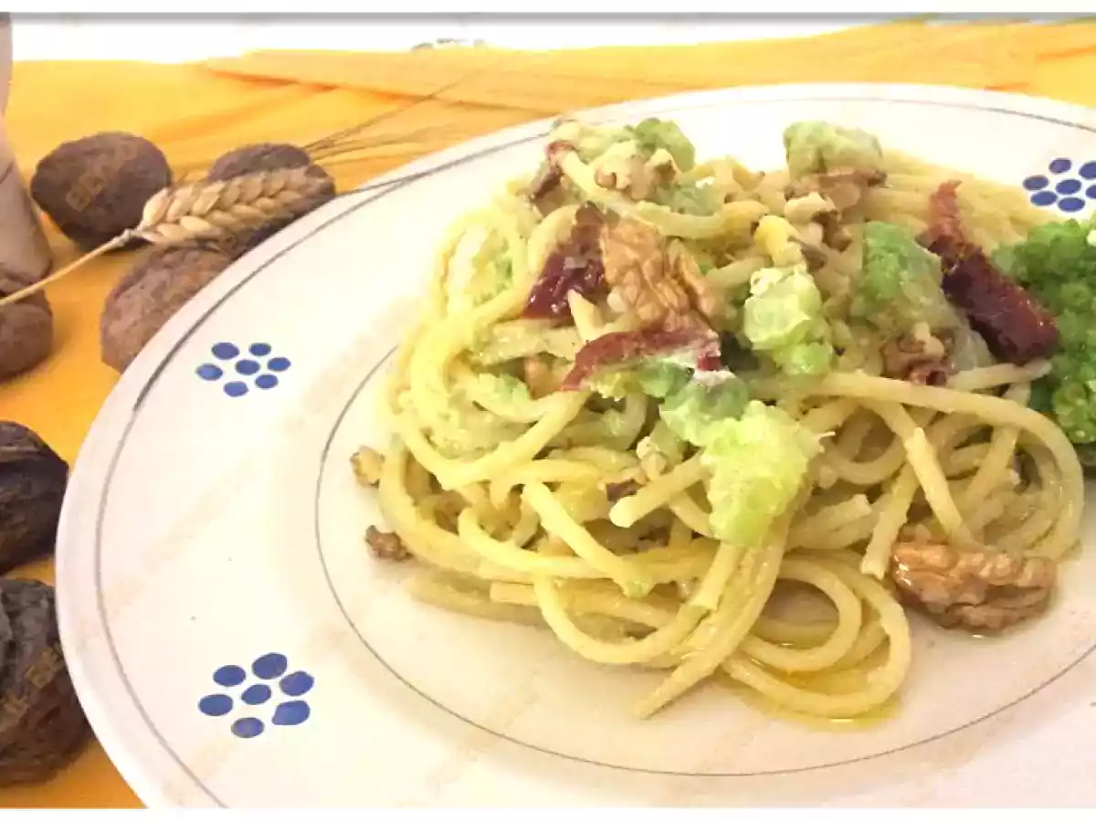 Spaghetti con cavolo romanesco e noci