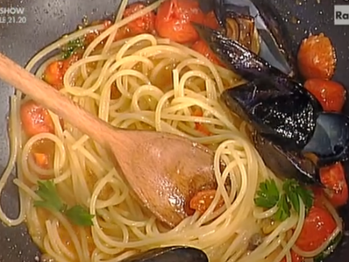 Spaghetti con cozze alla puttanesca