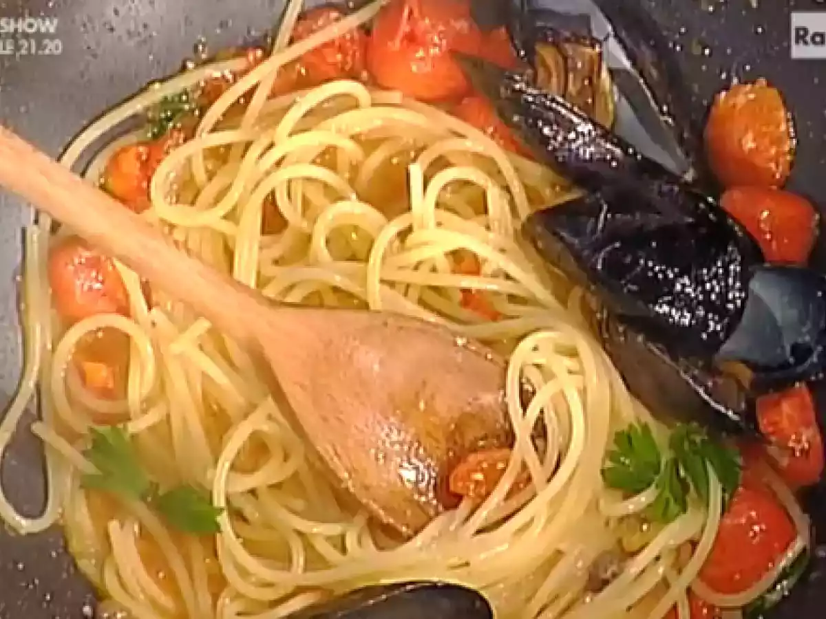 Spaghetti con cozze alla puttanesca