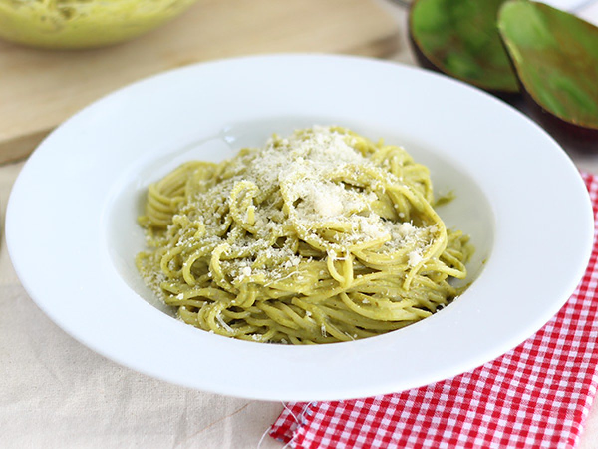 Spaghetti con crema di avocado