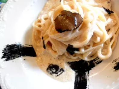 Spaghetti con crema di yogurt greco alle noci, tartufo e nero di seppia