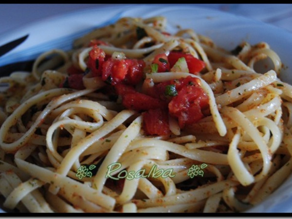 Spaghetti con erbe, limone e bottarga