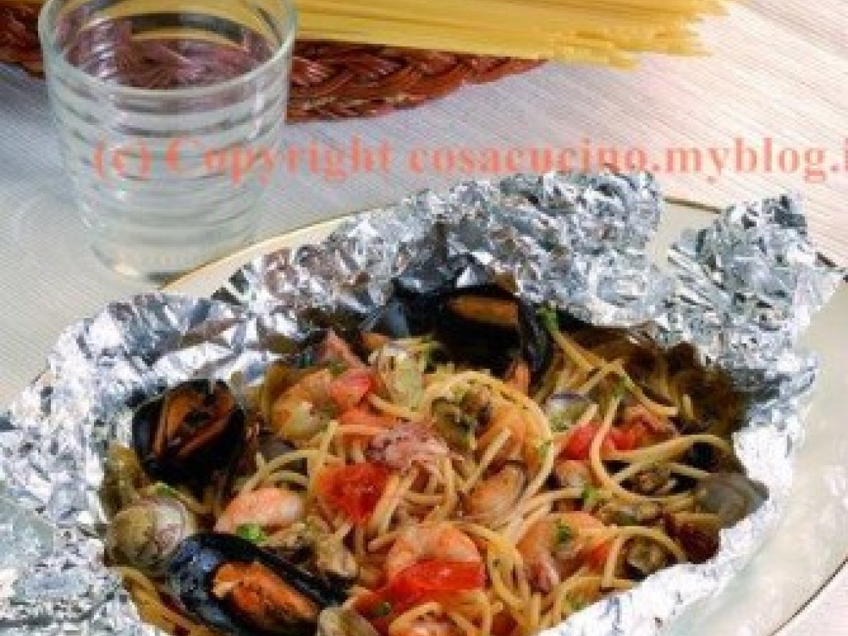 Spaghetti con frutti di mare al cartoccio